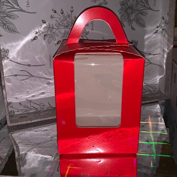 New!! 18 pk. Red cupcake holder - Picture 3 of 7